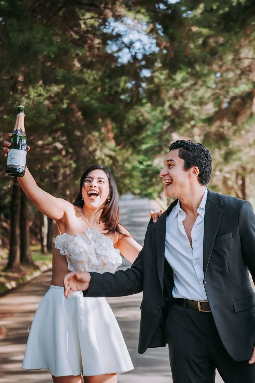 Fátima levanta la botella de champaña con una gran sonrisa